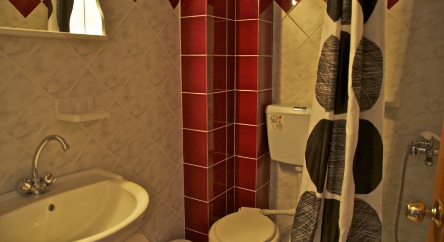 Studio 17 bathroom