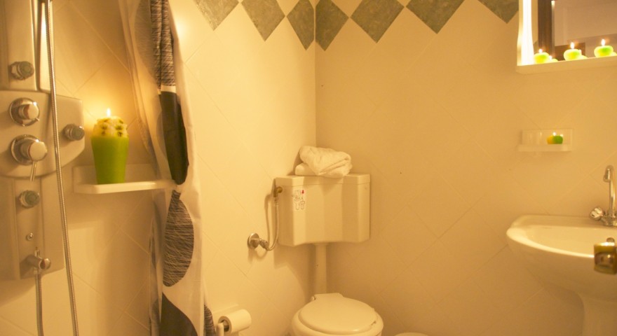 Suite 27 bathroon