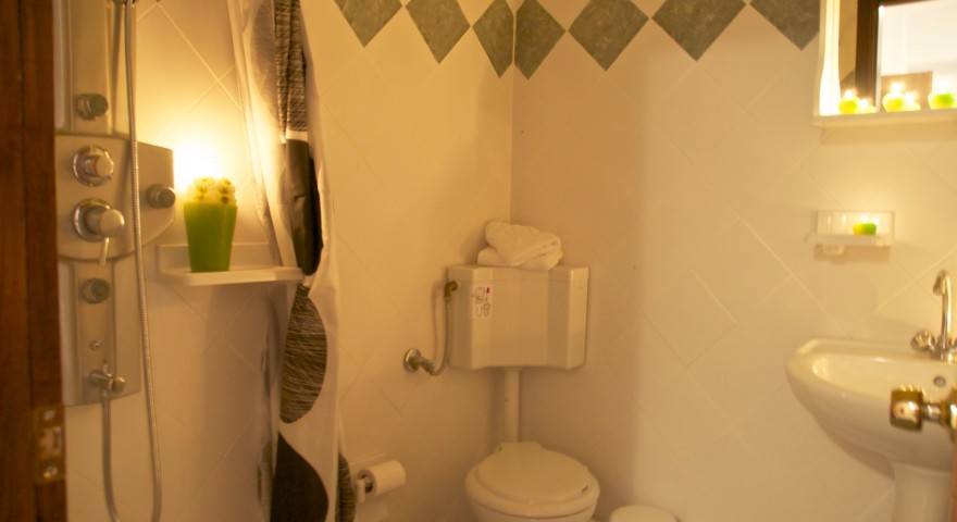Suite 27 bathroon